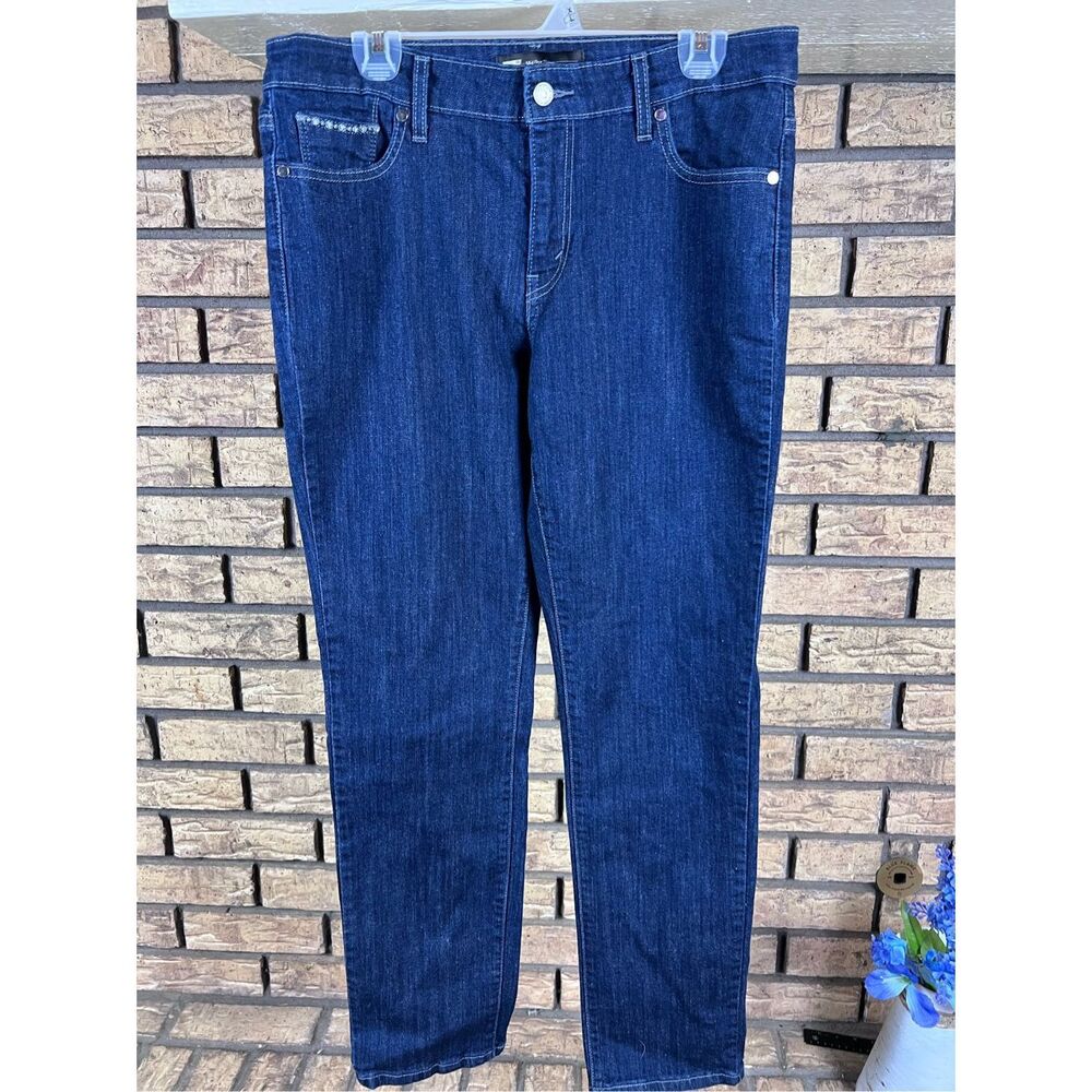 Levi’s‎ mid rise, skinny jeans size 14 measures 32 x 32￼